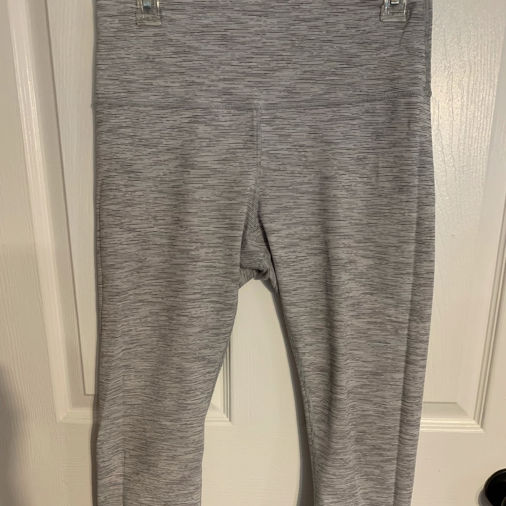 Lululemon in Wonder Under Capri style